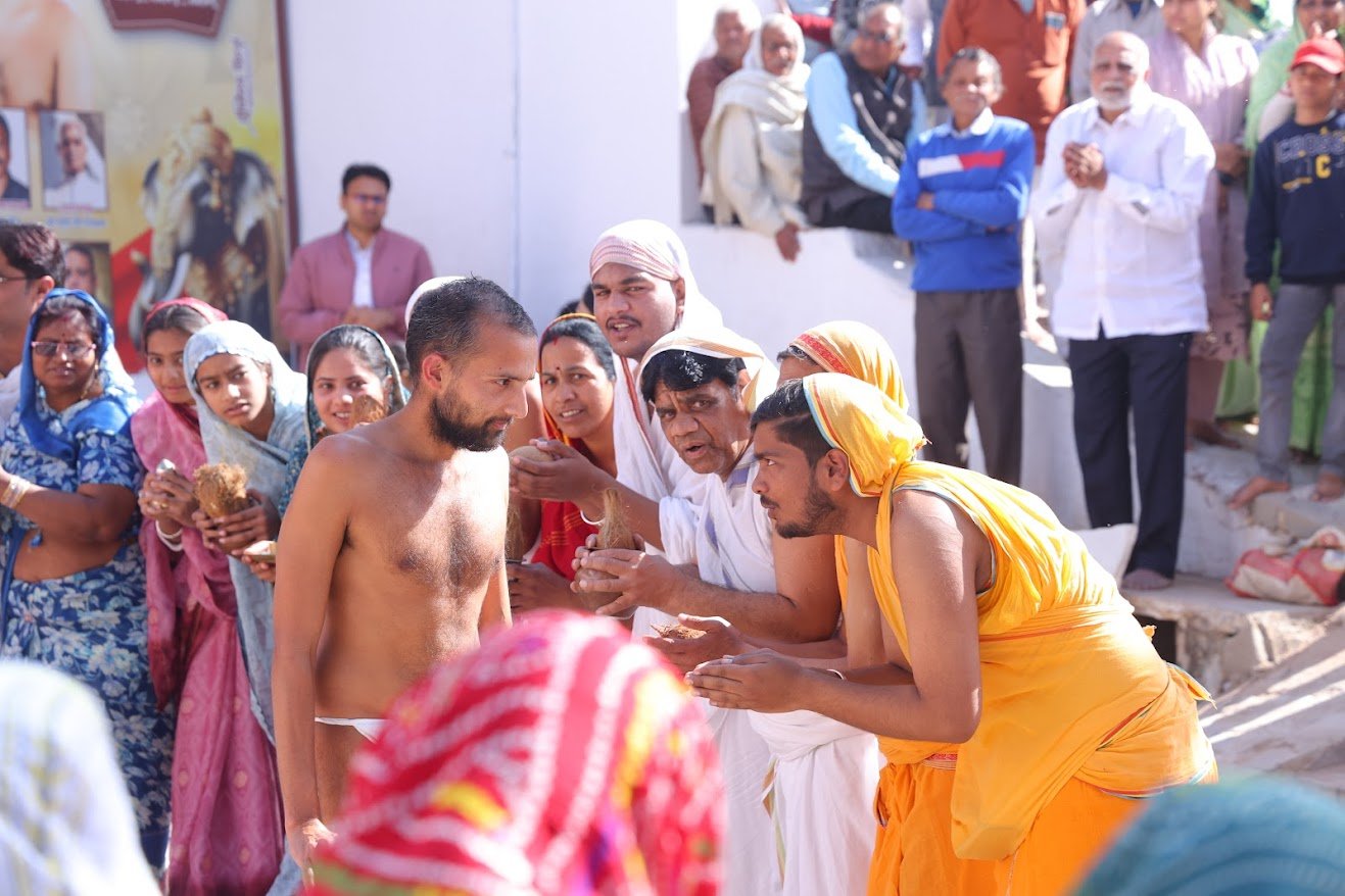 प्रश्न: क्या घर-परिवार और व्यवसाय करते हुए भी सच्चा धर्म पालन संभव है?