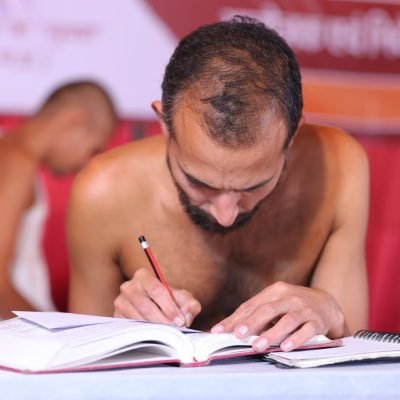 प्रश्न: कार्यक्षेत्र में ईमानदारी रखते हुए सफलता कैसे प्राप्त की जाए?