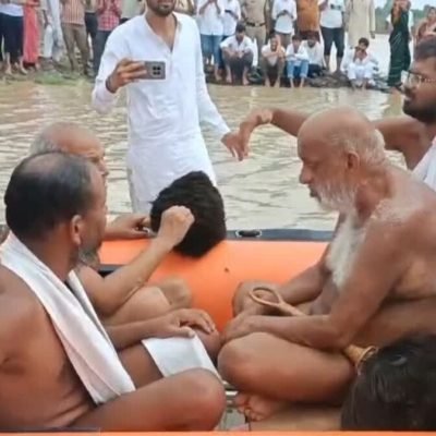 तपस्या त्याग का अनोखा नजारा, नाव से अशोकनगर पहुंचे मुनि सुधा सागर महाराज